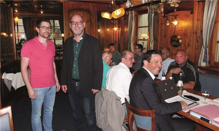 Ortsbürgermeister Andreas Doll (2.v.l.) verpflichtete das neue Ratsmitglied Tobias Hackenbruch -links- . Foto: FRE