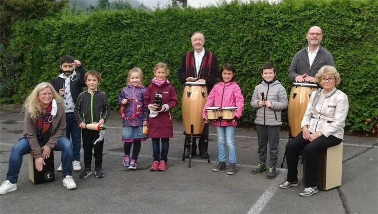 Ortsbürgermeister Andreas Doll (2.v.rechts) bei der Übergabe der neuen Musikinstrument. Foto: privat