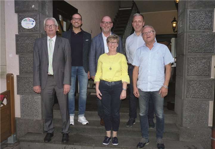 Ortsbürgermeister Andreas Doll (3. v.l.) würdigte die Verdienste der fünf ausgeschiedenen Ratsmitglieder.