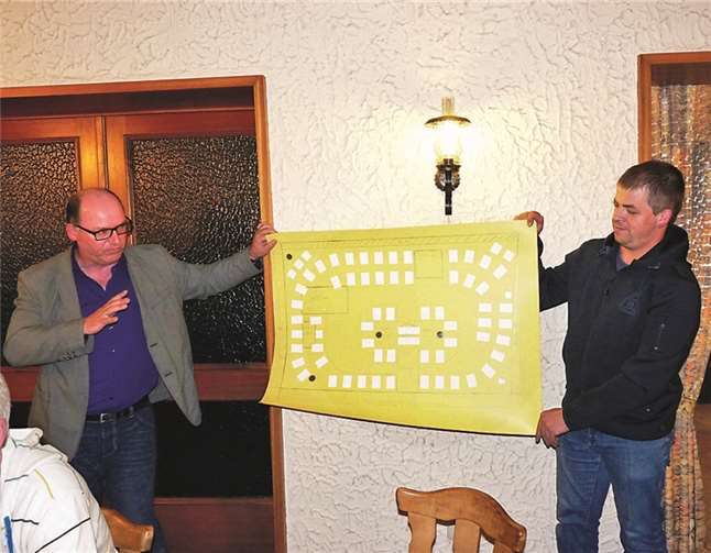 Ortsbürgermeister Andreas Doll (l.) zeigte anhand eines Modells, wie das geplante Urnengräberfeld auf dem Friedhof aussehen könnte.
