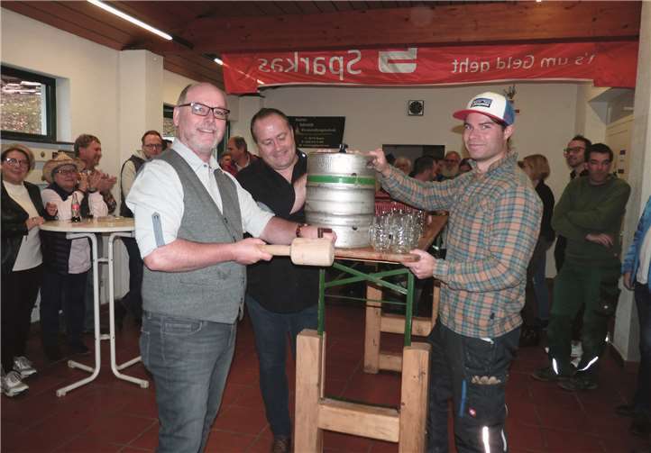 Ortsbürgermeister Andreas Doll vollzog den Fassanstich.