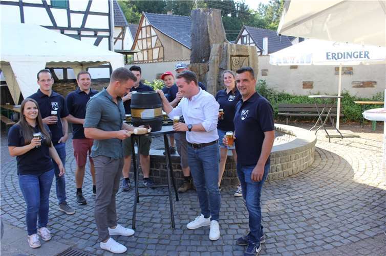 Ortsbürgermeister Andreas Heuser beim Fassanstich zur Kirmeseröffnung mit den Gönnersdorfer Stadtsoldaten. Fotos: WER