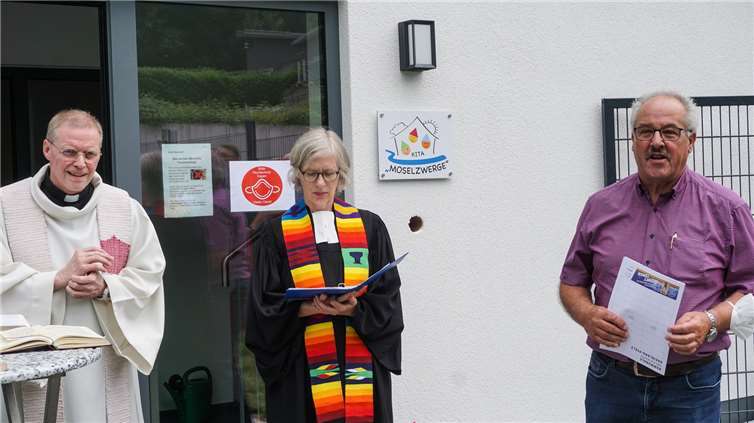 Ortsbürgermeister Andreas Perscheid hatte Pfarrerin Iris Ney und Pfarrer Joachim Wagner für die Segnung eingeladen.