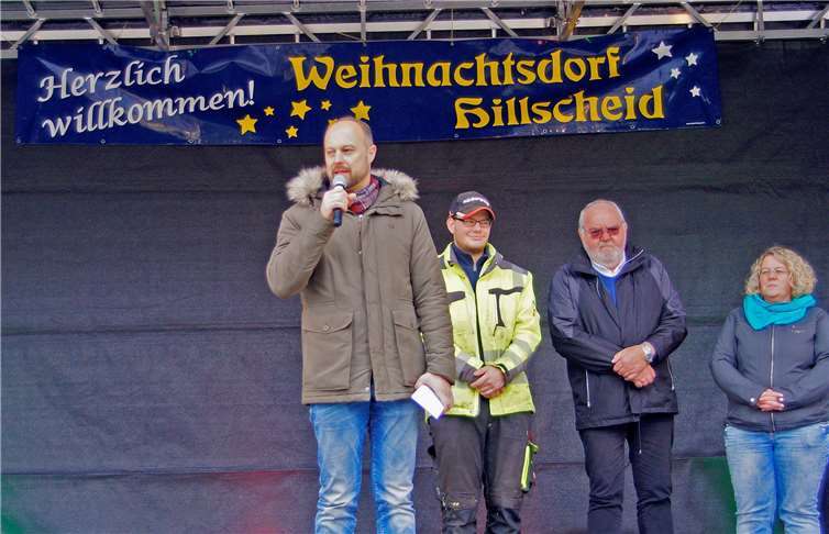Ortsbürgermeister Andreas Rath eröffnet den Weihnachtsmarktund bedankt sich bei allen Helferinnen und Helfern.