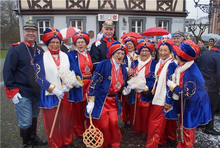 Ortsbürgermeister Arno Schmitz (Mitte) wurde von den Möhnen in Gewahrsam genommen, nachdem sie erfolgreich die Verteidigungs-Linie der Bürgerwehr durchbrochen hatten. GH