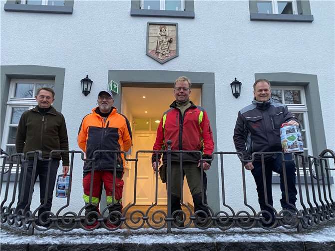 Ortsbürgermeister Axel Spiekermann und Revierförster Joachim Kuchinke ehrte die Forstwirte Martin Benner und Christof Schenkelberg für ihr 40-jähriges Dienstjubiläum. Foto: privat