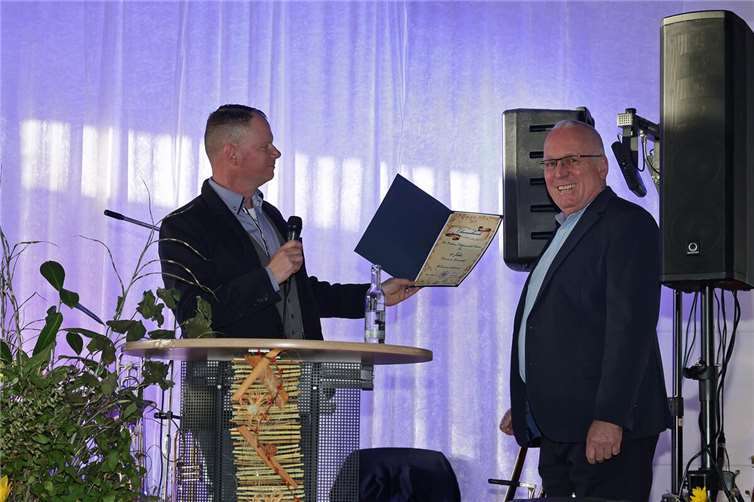 Ortsbürgermeister Benedikt Knoche gratuliert dem 1. Vorsitzenden Gerd Vogt. Fotos: privat