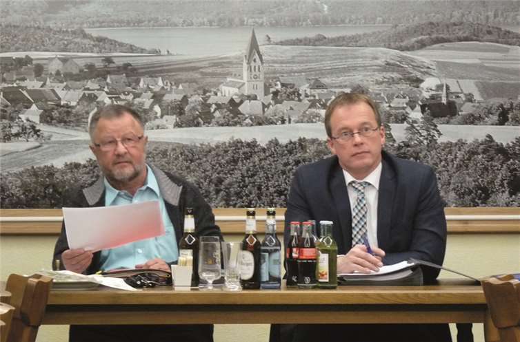 Ortsbürgermeister Bernd Merkler begrüßte unter anderem auch VG-Bürgermeister Jörg Lempertz zur letzten Sitzung des Gemeinderates im Jahr 2015. FRE