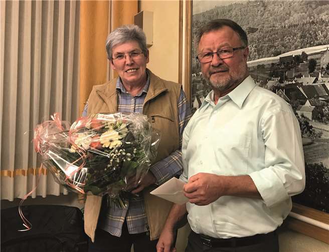 Ortsbürgermeister Bernd Merkler dankte der ehemaligenFachbereichsleiterin für Finanzen, Pia Theisen, die inzwischen ihren wohl-verdienten Ruhestand genießt, für die langjährige gute Zusammenarbeit. -FRE-