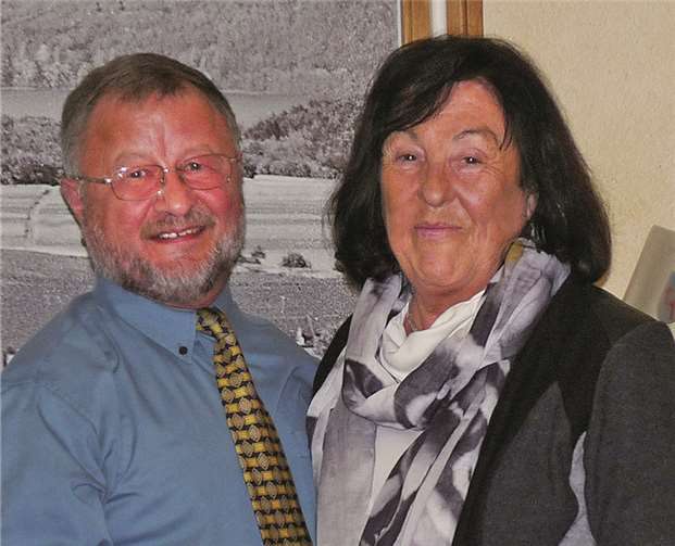 Ortsbürgermeister Bernd Merkler ehrte Gerlinde Scheuren, die ihm 35 Jahre lang, davon zehn Jahre als Beigeordnete, mit großem Engagement zur Seite gestanden hatte.