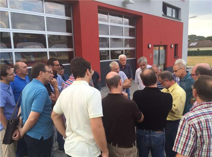 Ortsbürgermeister Bernd Merkler erklärt den Vorstandsmitgliedern die Entwicklungen in den beiden Beller Gewerbegebieten.privat