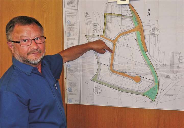 Ortsbürgermeister Bernd Merkler stellt dem Gemeinderat das zu planende Gewerbegebiet vor.FRE