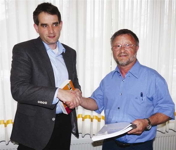 Ortsbürgermeister Bernd Merkler verpflichtet Armin Spitzlei durch Handschlag zum neuen Mitglied des Beller Gemeinderates. FRE