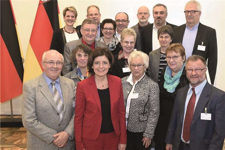 Ortsbürgermeister Bernd Merkler (vorne, rechts) hatte Marianne Zepp (vorne, Zweite von rechts) nach Mainz begleitet, wo sie gemeinsam mit anderen Rheinland-Pfälzern von Ministerpräsidentin Malu Dreyer im Rahmen des Bürgerempfangs „Helden des Alltags“ gewürdigt wurde.Staatskanzlei