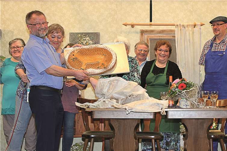 Ortsbürgermeister Bernd Merkler zeichnete im Namen der Gemeinde Marianne Zepp für ihre Verdienste um das Beller Theater und ihre Bemühungen um das Wiederaufleben und den Erhalt einer alten Tradition mit einer Urkunde aus und überreichte ihr eine als Relief gebackene Beller Jäß. SF