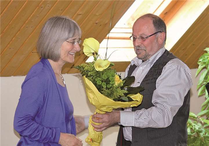 Ortsbürgermeister Charly Emser bedankt sich für gute Zusammenarbeit.