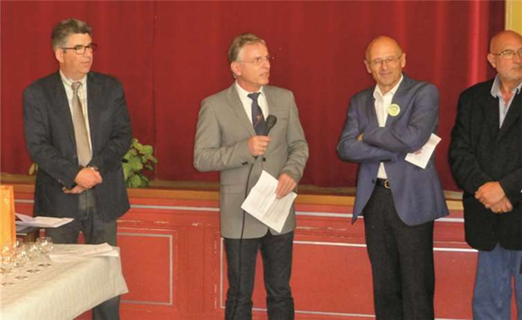 Ortsbürgermeister Christian Robenek hält eine Antrittsrede.privat