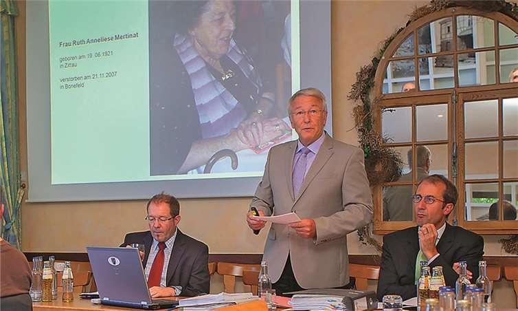 Ortsbürgermeister Claus Gördes (stehend) leitet die konstituierende Sitzung.WT