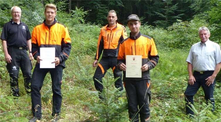 Ortsbürgermeister Detlev Leersch (v.li.), der neue Azubi Fabian Krämer mit Ausbildungsvertrag, Forstwirtschaftsmeister u. Ausbilder Thomas Marci, Forstwirt Marc Patron mit Gesellenbrief, Revierförster Karl-Hermann Gräf. Foto: privat
