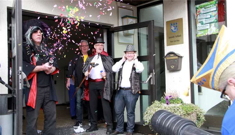 Ortsbürgermeister Dieter Görg (l.) versuchte als Zauberer vergebens, das Rathaus von Fachbach gegen die Narren zu verteidigen. MFU