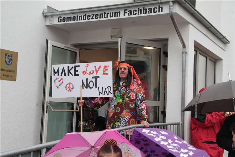 Ortsbürgermeister Dieter Görg wartet auf die Angreifer.