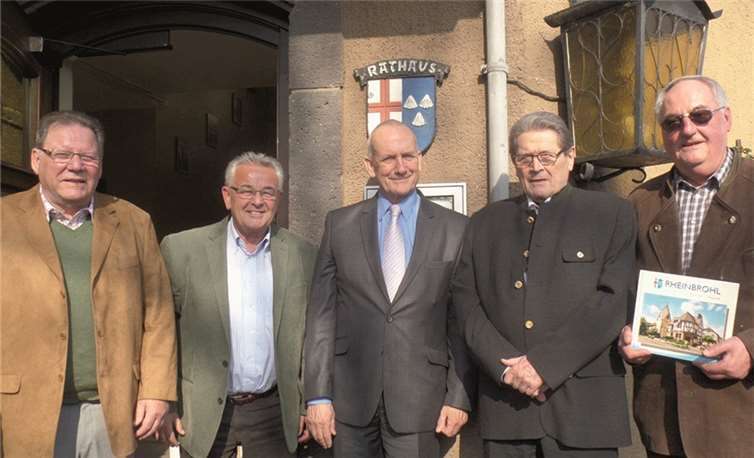 Erfolgreiche Arbeit wird fortgesetzt Ortsbürgermeister Dieter Labonde (2.v.l.) und Beigeordneter Herbert Farber (l.) bedankten sich bei (v.l.n.r.) Ehrenbürger Peter Horbach, Reiner Biehl und Theo Hell. STUKO