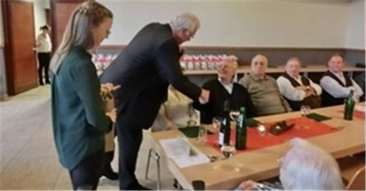 Ortsbürgermeister Dieter Runkel begrüßte die ältesten Anwesenden.