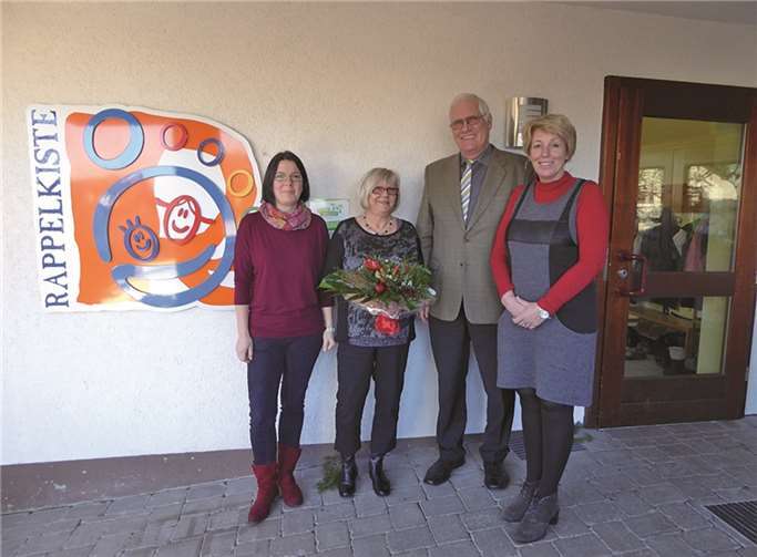 Ortsbürgermeister Dieter Runkel gratulierte Karin Gerolstein zu ihrem 40-jährigen Jubiläum im Namen der Ortsgemeinde mit einem Blumenstrauß und überreichte ihr zudem eine Dankesurkunde von der rheinland-pfälzischen Ministerpräsidentin Malu Dreyer. privat