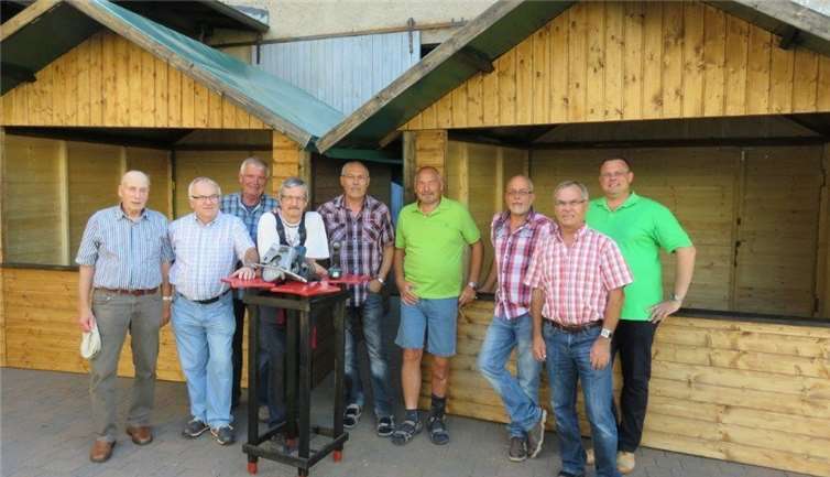 Ortsbürgermeister Dirk Rohm bedankte sich beim Team der Budenbauer: Dieter Windheuser, Helmut Ackermann, Herbert Schleich, Gerd Rimpel, Hans-Jürgen Damke, Hermann-Josef Wimmelbücker, Klaus Piesack, Josef Ackermann.Privat