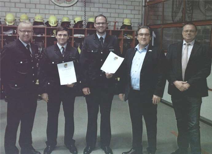 Ortsbürgermeister Dirk Rohm (r.) und Beigeordneter Jürgen Zinken (2.v.r.) lobten die Arbeit der Saffiger Feuerwehr mit Wehrleiter Jörg Schrömges (l.) und hoben Martin Schleich (Mitte) als neuen Wehrführer und Michael Sill als seinen Stellvertreter (2.v.l.) ins Amt. Foto: privat