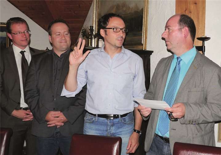 Ortsbürgermeister Doll vereidigt die beiden Beigeordneten Jochen Mirko Staut (2. v.li.) und Jochen Marx (3. v.li.). 
