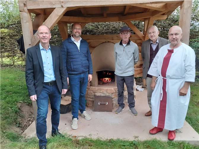 Ortsbürgermeister Dr. Andreas Rath und Winfried Schlotter dankten Aribert Gerharz für seinen Einsatz. Verbandsgemeindebürgermeister Thilo Becker, selbst im Vorstand des Verein deutsche Limesstraße e.V., schloss sich dem Dank an.Quellen: Kannenbäckerland-Touristik-Service