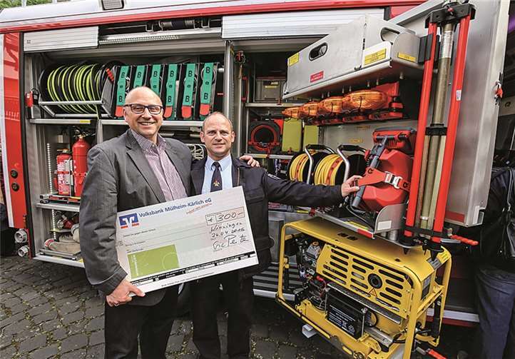 Ortsbürgermeister Eric Peiter hatte einen Scheck in Höhe von 300 Euro mitgebracht, um die Ausrüstung mit einer LED-Lampe zu ergänzen. 