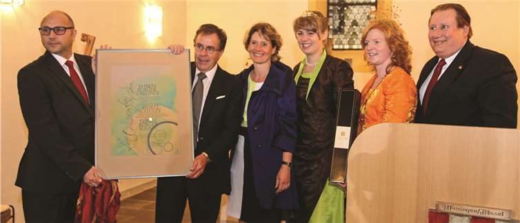 Ortsbürgermeister Eric Peiter und die Weinmajestäten überreichten Horst Schulze die Ernennungsurkunde zum Ehrenbürger.  EP