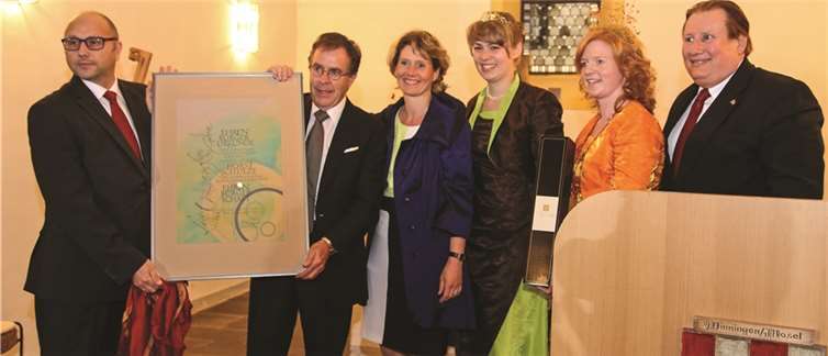 Ortsbürgermeister Eric Peiter und die Weinmajestäten überreichten Horst Schulze die Ernennungsurkunde zum Ehrenbürger.  EP