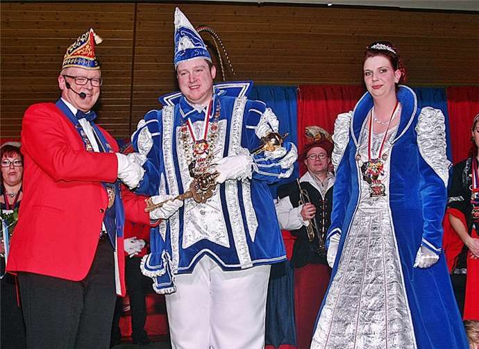 Ortsbürgermeister Eugen Schmitt rückte kampflos den Schlüssel der Gemeinde raus und übergab ihn an Prinz Sven, der sein Sohn ist.