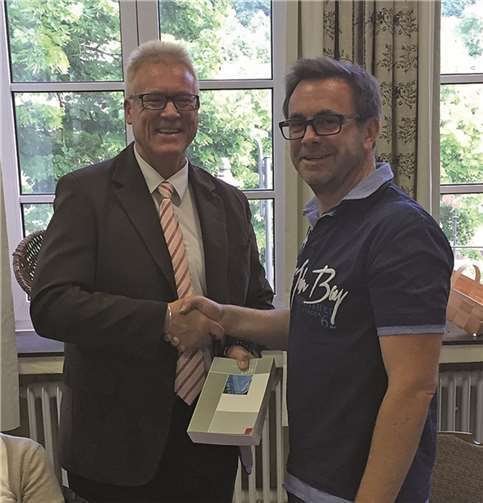 Ortsbürgermeister Eugen Schmitt verpflichtete das neue Ratsmitglied Thorsten Goehlke.