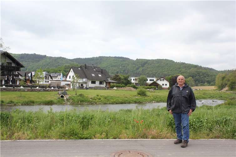Ortsbürgermeister Ewald Neiss ist stolz auf seine Mitbürger und die vielen Helfer, die in den vergangenen beiden Jahren Insul wieder aufgebaut haben.  Fotos: EA/Adams