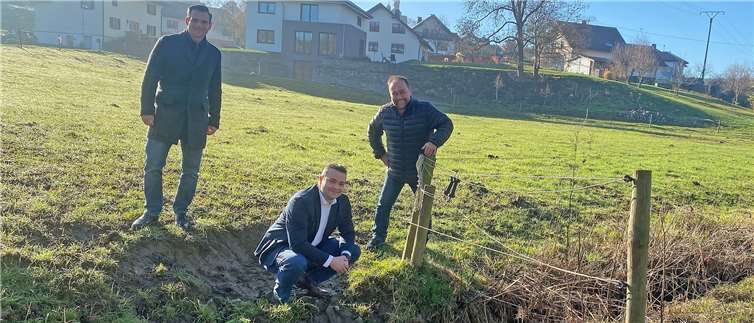 Ortsbürgermeister Fabian Steffens, CDU-Landtagskandidat Torsten Welling und VG-Bürgermeister Alfred Schomisch am Weilerbach (v. l.). Foto: privat