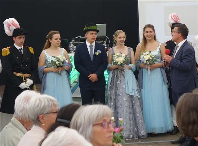 Ortsbürgermeister Frank Becker (rechts) mit dem Königspaar.  Foto: privat