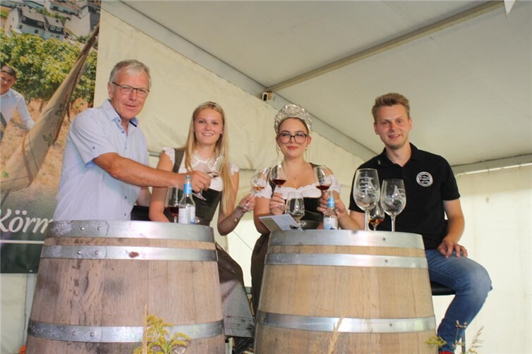 Ortsbürgermeister Franz Oberhausen (li.) freute sich mit den beiden neuen Weinmajestäten über eine gelungene Weinprobe.