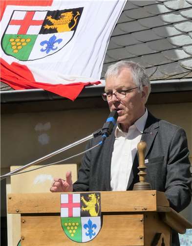 Ortsbürgermeister Franz Oberhausen stellte das neue Gebäude vor und lud alle Anwesenden zu einer Führung ein.