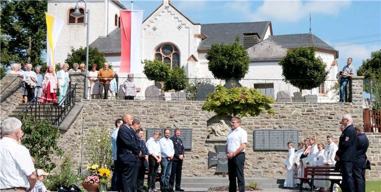 Ortsbürgermeister Franz Peter Schmitz mahnte zum Frieden. Fotos: SES