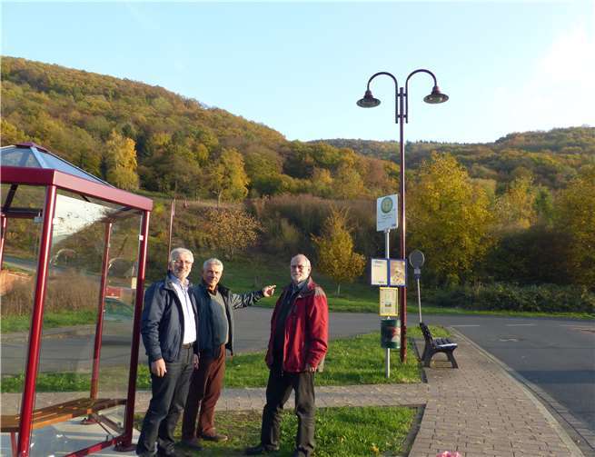 Ortsbürgermeister Fritz Bär, Bürgermeister Bruno Seibeld und Vertreter der FWG Rhein-Mosel trafen sich an der Endstation der Buslinie 301 Koblenz-Burgen in Burgen.privat