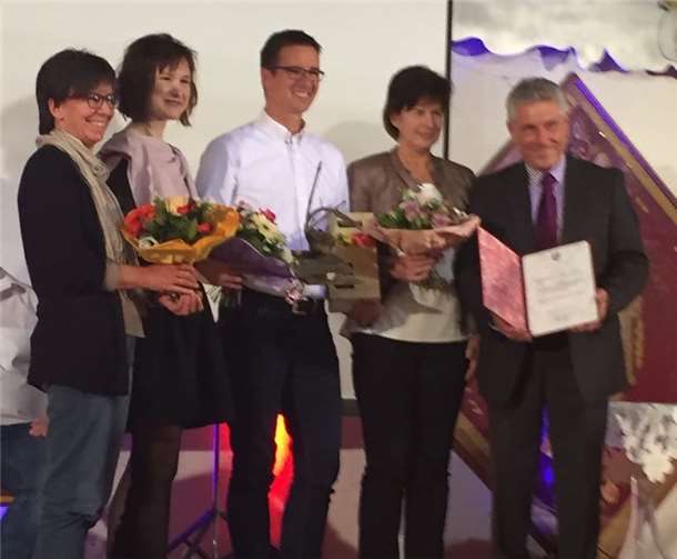 Ortsbürgermeister Fritz Bär verlieh den „Burgener Rebstock“ 2017 an die der Kulturinitiative Lehmensart: v.r.n.l. Ortsbürgermeister Fritz Bär, Burgen, 1. Vorsitzende von Lehmensart Monika Beginen und im Weiteren die Vorstandsmitglieder Christoph Stoffel, Anke Höfer und Elisabeth Hein. privat