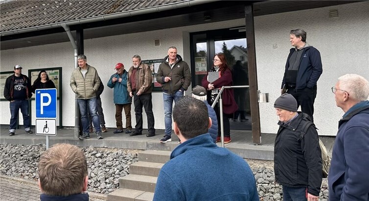 Ortsbürgermeister Günter Dietzler bei der Begrüßung der interessierten Königsfelder Bürger.