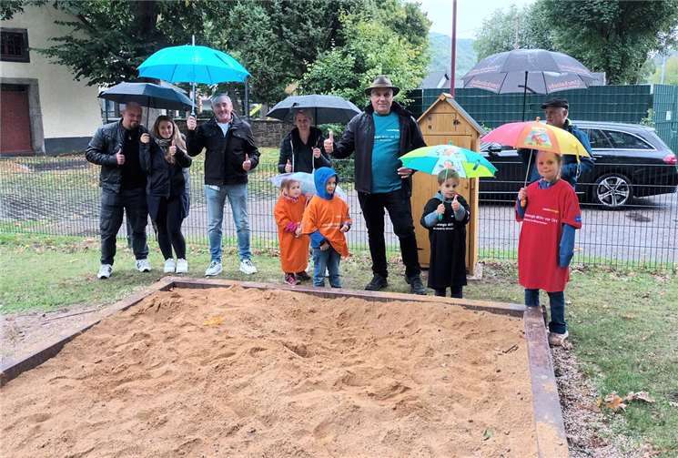 Ortsbürgermeister Guido Galle freut sich gemeinsam mit Eltern und Kindern über den frisch sanierten Spielplatz.  Foto: Westenergie AG