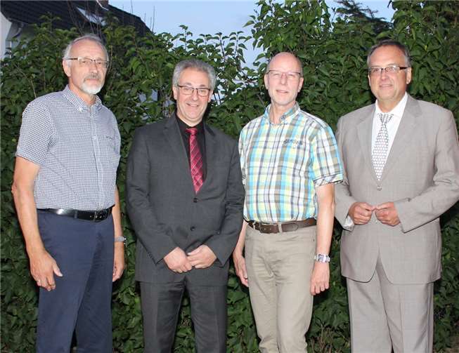 Ortsbürgermeister Hans Dieter Felten (2. v. li.) ernannte Werner Krupp (links) zum Ersten Beigeordneten und Rainer Probst (2. v. re.) zum Zweiten Beigeordneten der Ortsgemeinde Waldorf. Erster Gratulant war Bürgermeister Bernd Weidenbach.