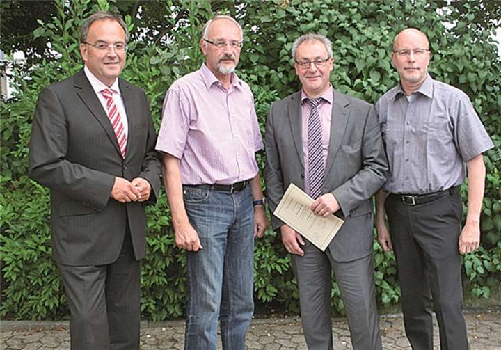 Hans Dieter Felten ernannt Ortsbürgermeister Hans Dieter Felten (2.v.re.) ernannte Werner Krupp (2. v.li.) zum Ersten Beigeordneten und Rainer Probst (re.) zum Zweiten Beigeordneten der Ortsgemeinde Waldorf. Erster Gratulant war Bürgermeister Bernd Weidenbach.
