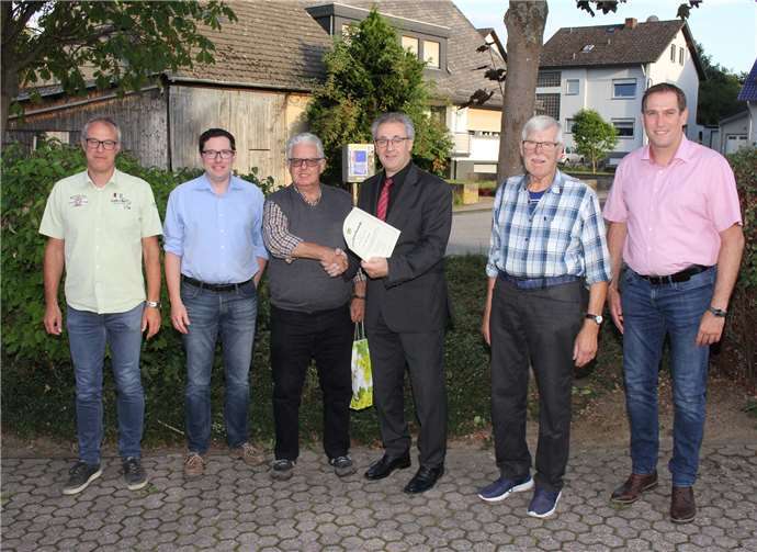 Ortsbürgermeister Hans Dieter Felten (3. von rechts) verabschiedete die ausgeschiedenen Ratsmitglieder Wolfgang Frömbgen, Michael Schmitz, Paul Weber, Peter Hoppe und Sascha Cottin.